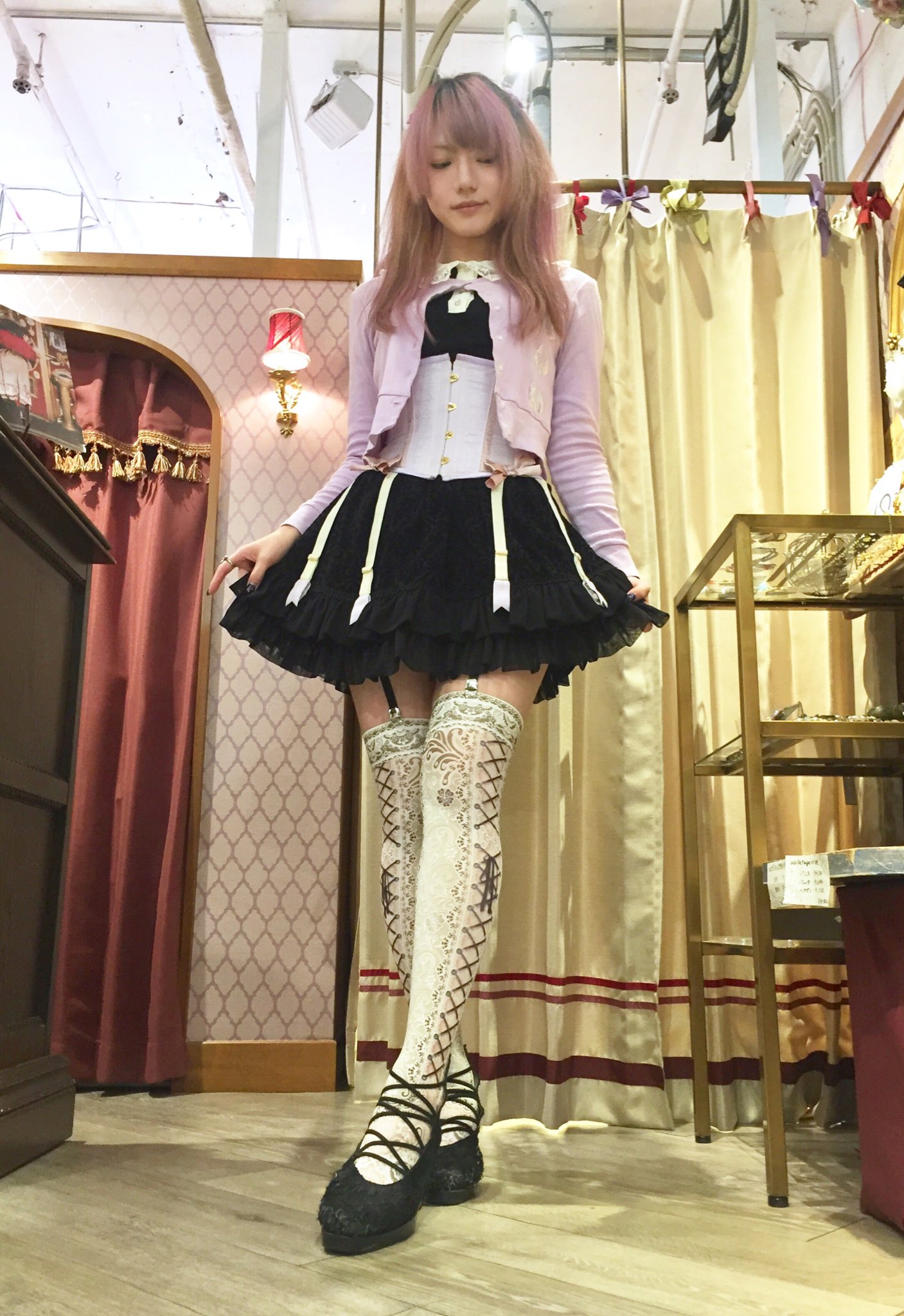 Twitter 上的 アビエタージュ ラフォーレ原宿店 コーディネイト紹介 ブラックのスカートとカットソーで敢えてミルキーカラーが主張するコーデに ドーリーリボンコルセット ダマスクチュールスカート サイドレースアップオーバーニー ベルベットガーター