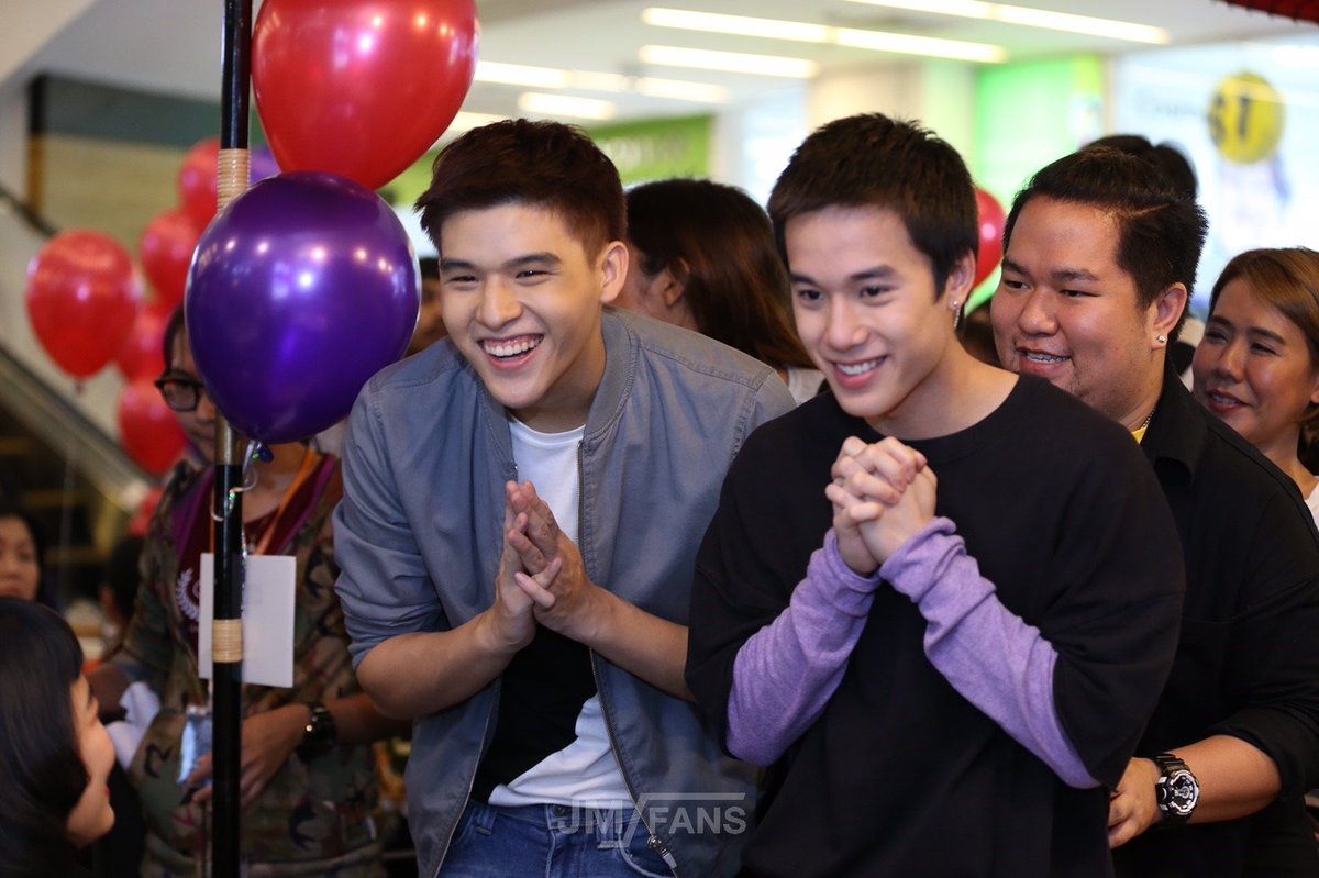 JMJFans's tweet photo. 17.09.17 JMJ x SKY The mall shop finver
#Themallshopfinver 
#scbdebityeah
#jamyjames 
#SOSskateซึมซ่าส์ 
#nadaoartist 
#projectStheseries https://t.co/YAFuEptaci