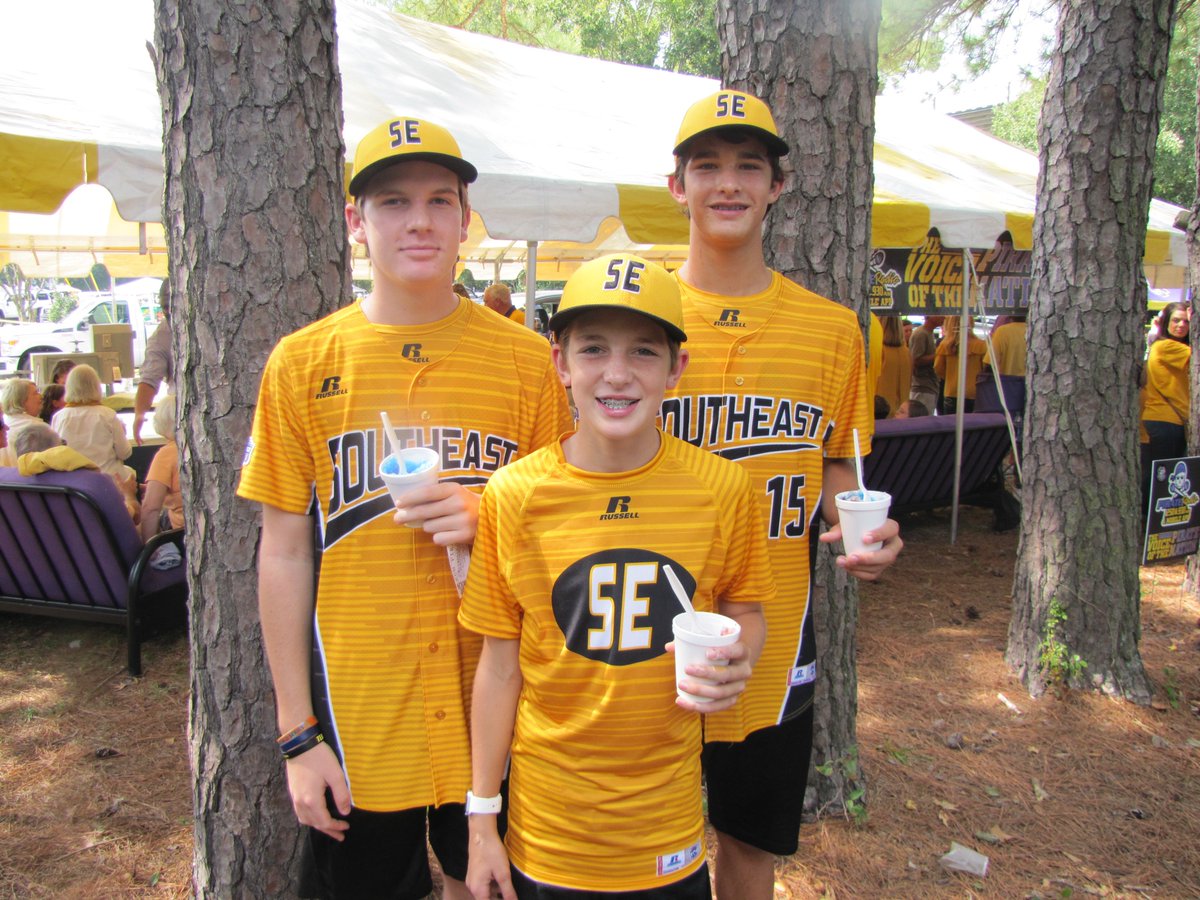 PR927FM's tweet photo. ICYMI / HOT PICS: The #PirateRadio Tailgate Zone stays undefeated before #ECUvsVT
#WeveNeverLostATailgate
https://t.co/SBV4ISlZ1r https://t.co/m8VHQw7R5B