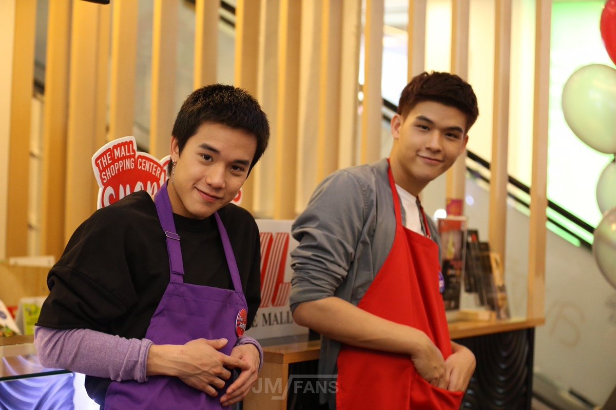 JMJFans's tweet photo. 17.09.17 JMJ x SKY The mall shop finver
#Themallshopfinver 
#scbdebityeah
#jamyjames 
#SOSskateซึมซ่าส์ 
#nadaoartist 
#projectStheseries https://t.co/YAFuEptaci