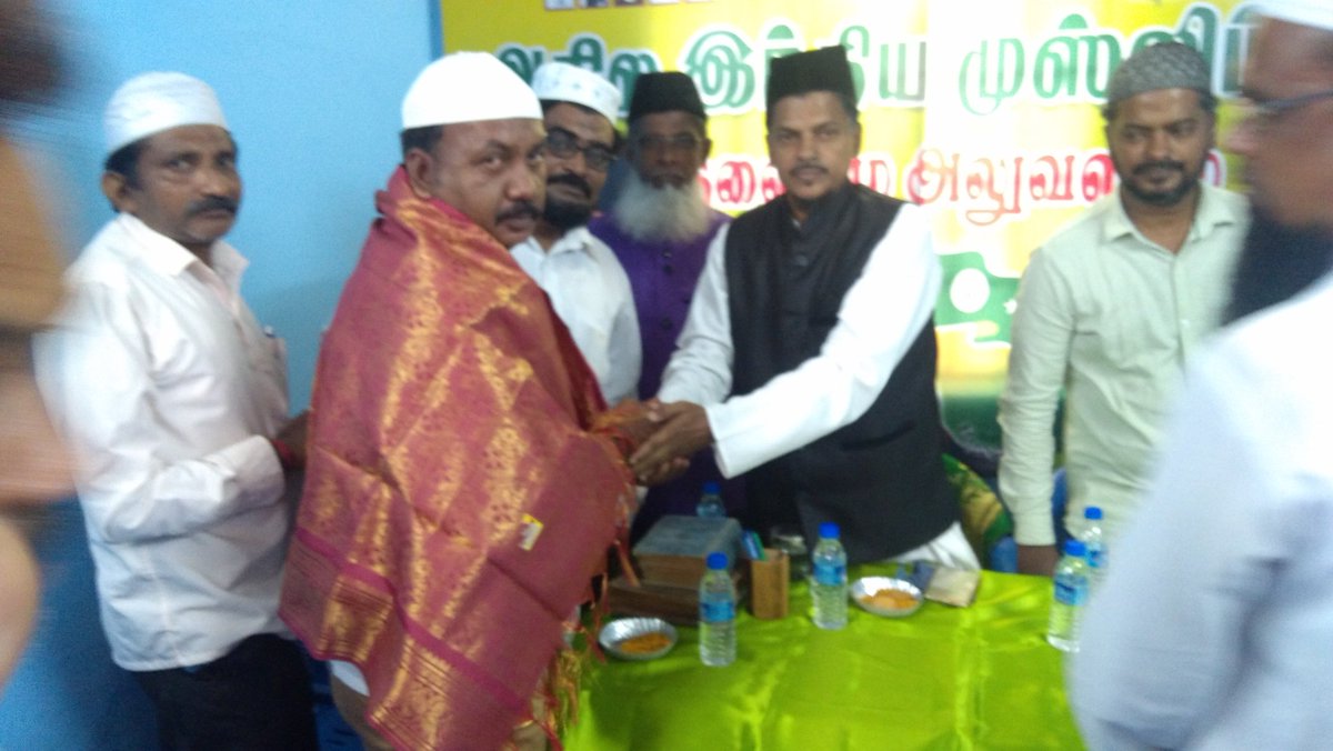 RABSBB's tweet photo. Our party #National & #State #Presd honouring #DDP #PRESD Safi Ahmed # #DDP #SEC imthyas Ahmed on d eve of press meet org by #Jaya #TV https://t.co/aZqEr3rqqz