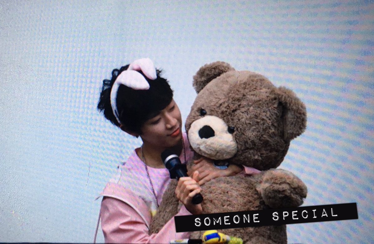 soms990223's tweet photo. [preview] 20170917 일산 팬싸인회
곰돌이 껴안은 동현이 귀여워서 주겄어😭😭😭😭😭😭😭
#Golden_Child #Goldenchild #골든차일드 
#Donghyun #동현 https://t.co/2yclWI66Vx