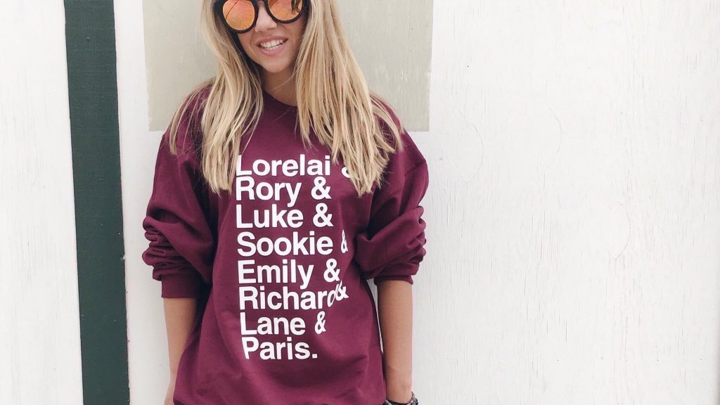 Gilmore Girls giveaway! RT &amp; follow me and <a href="/TalkFastGilmore/">Gilmore Girls Tweets</a> to win the top! Ends 10/1! Shop GG here 👉bit.ly/2jyXssc #GilmoreGirls
