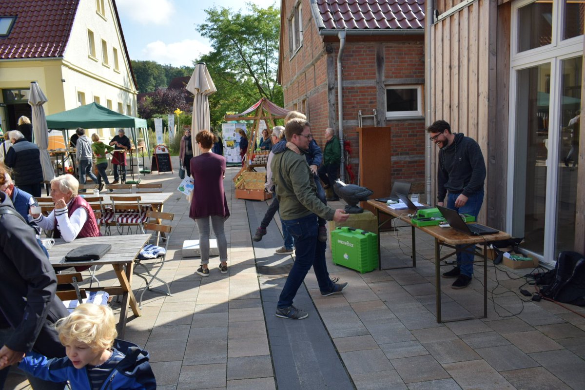 SenseBox_De's tweet photo. Bei schönem Wetter ist viel los auf dem #Klimatag in #Darup. Hier auf dem Hof wird die #senseBox künftig lokal #Daten erfassen. #citsci https://t.co/SoRp5cr6ok