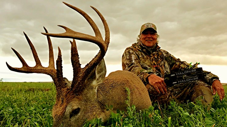 BmNation's tweet photo. Jackie takes his first buck of 2017 with the #MathewsHalon! #Muzzy Trocar, #Easton Axis, #Trufire and #SpotHogg smoked him! https://t.co/pn9zivoS7K