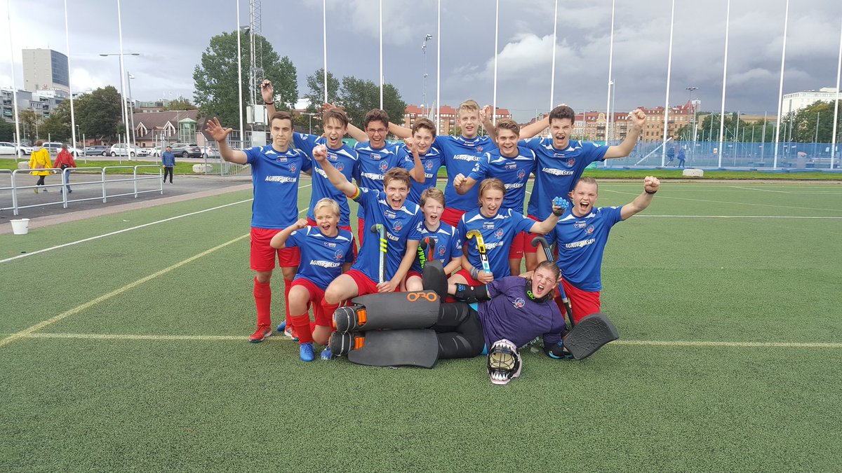 LerumLK's tweet photo. #bästastegänget #forzaLLK #blueredarmy #landhockey #fieldhockey #SM2017LANDHOCKEY https://t.co/qtZ8hagKYs