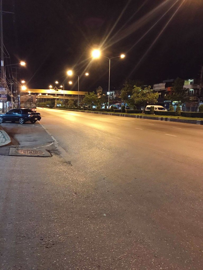 nattanankerd's tweet photo. ถนนพุทธมณฑลสายสี่ ตรงข้ามตลาดมาลี ถนนโล่งรถน้อยมาก #CJlive https://t.co/83zetblK4X