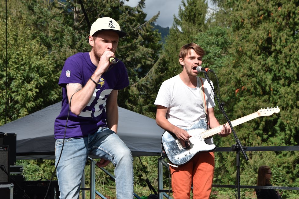 UploadSounds's tweet photo. Jimmy and the Goofballs sul palco della Festa dell' @Euregio_Tirol oggi a Pergine #musica #UploadSounds https://t.co/mhgJEPH6Pi