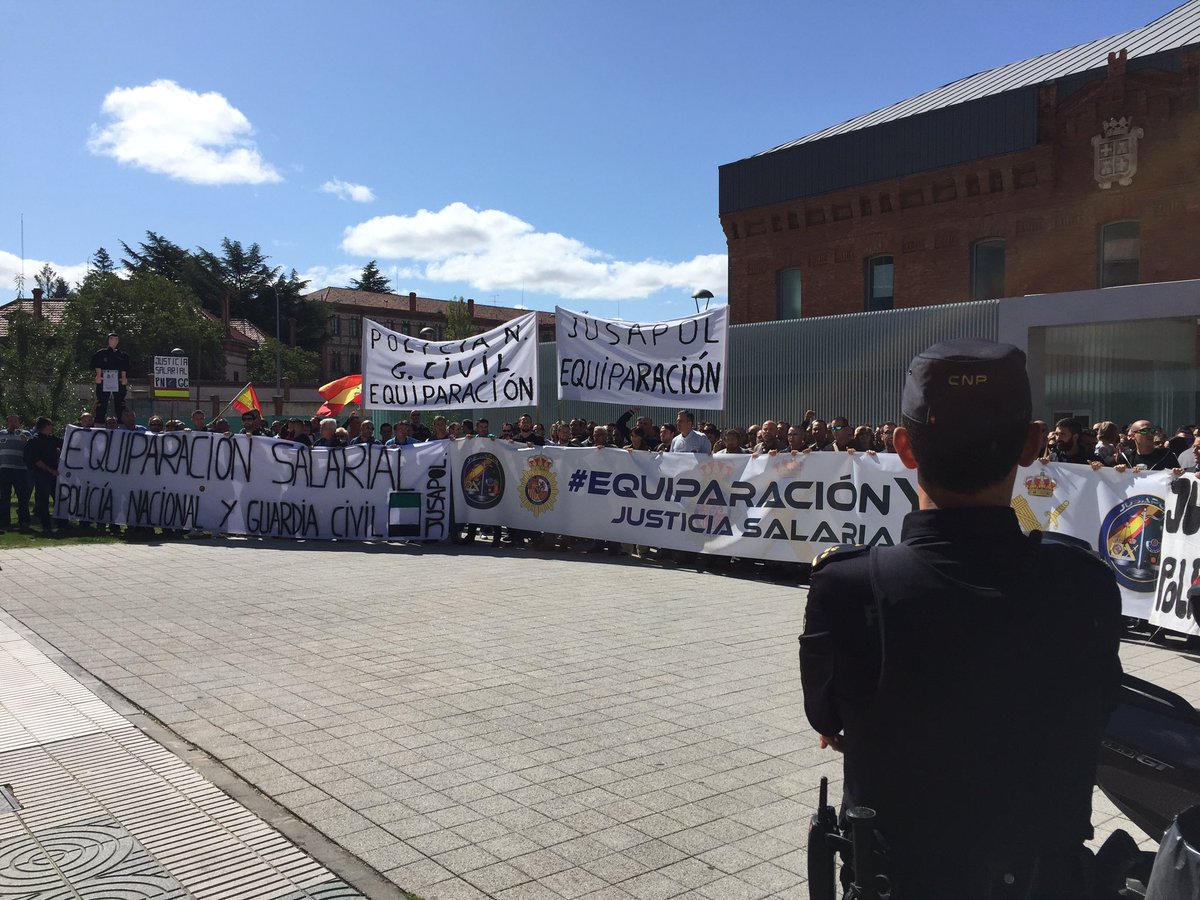 Alicantweet's tweet image. UNIDAD!
Juntos en Palencia #Jusapol15S por #EquiparacionYa los polis,todas las asociaciones de G.Civil,sindicatos comprometidos y políticos