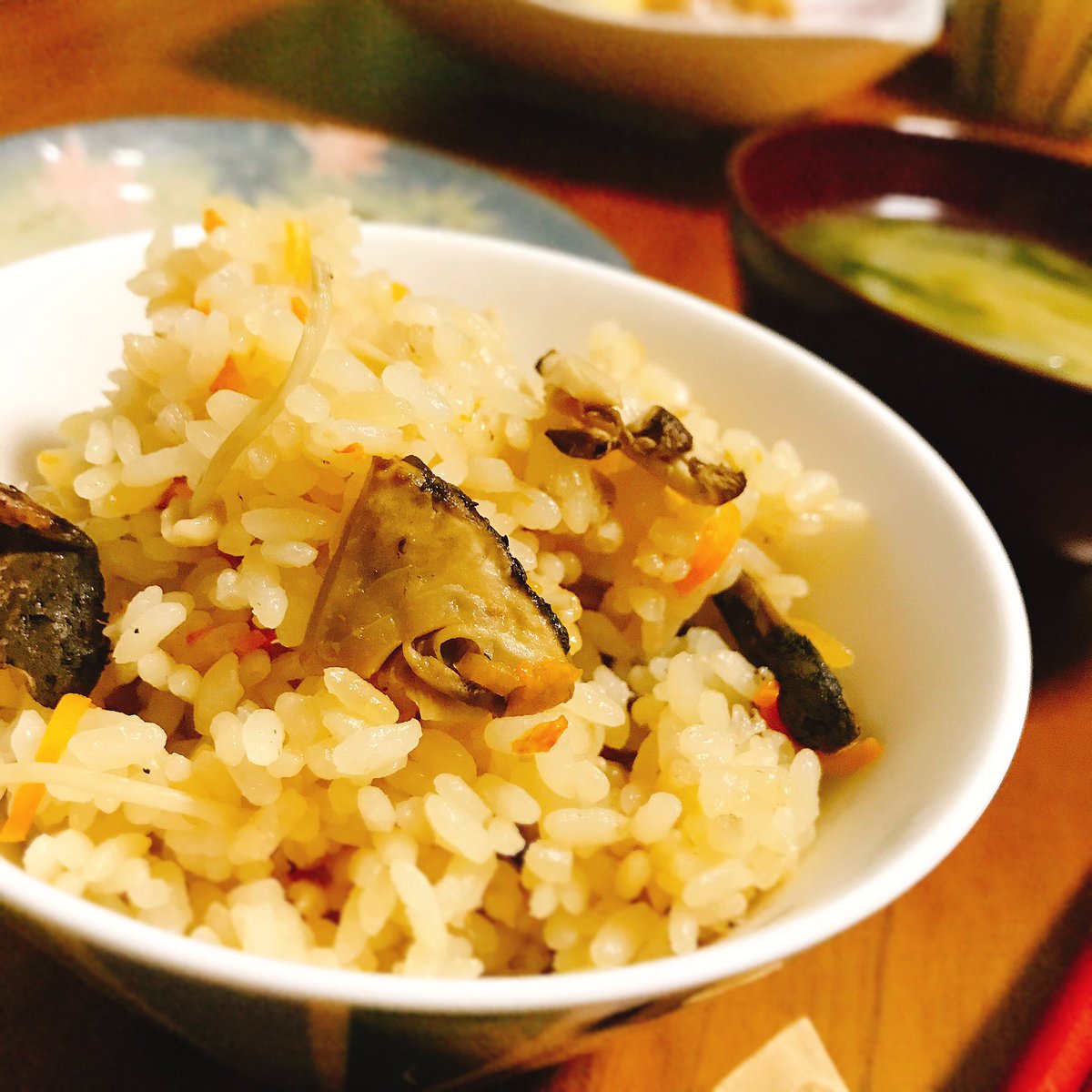 hasechie10969's tweet photo. viva松茸御飯✨
お高いからちょっとしか買えなかったけど(それも中国産)、それでもやっぱりいい薫り!!
#おうちごはん #宅飲み #麦活 #withBEN #松茸御飯 https://t.co/lwKhOZbzgY