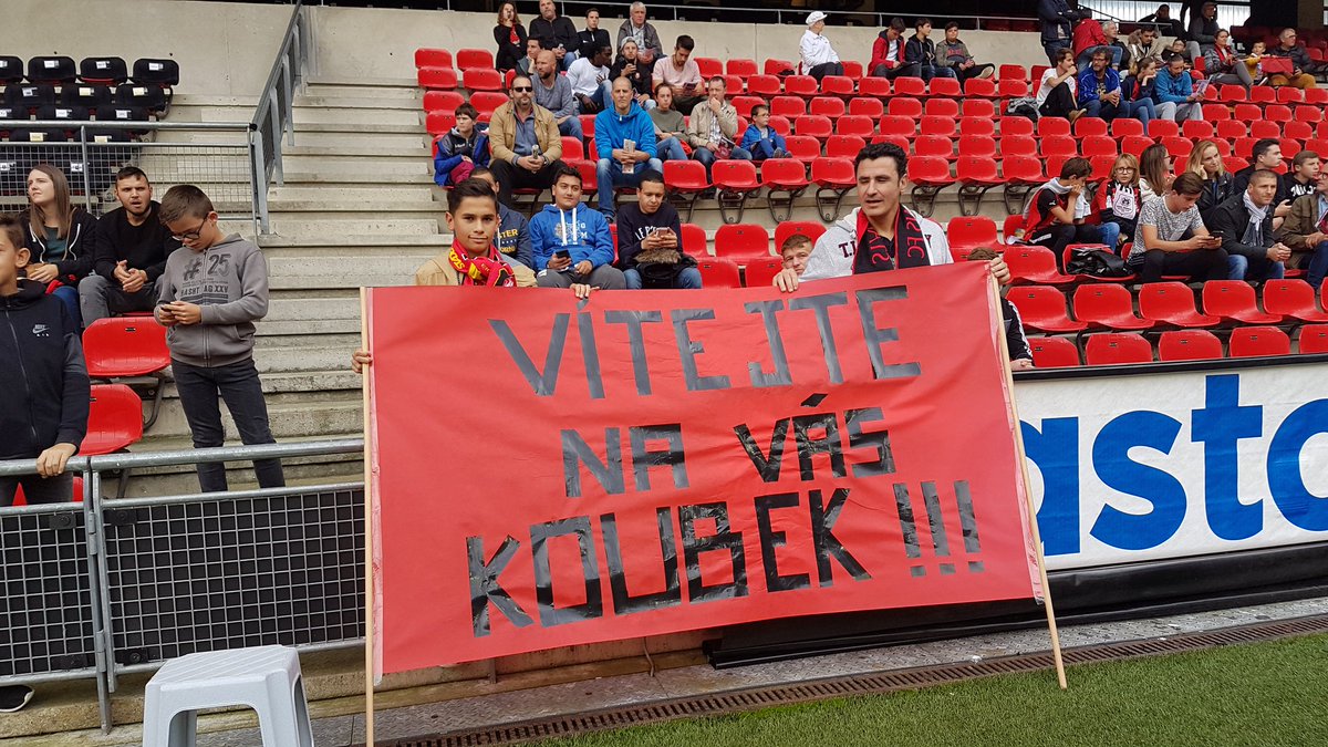 [#SRFCOGCN] L'accueil des supporters pour la première du gardien tchèque Tomáš #Koubek au @RoazhonPark. 🇨🇿 Bienvenue Tomáš ! 🤗