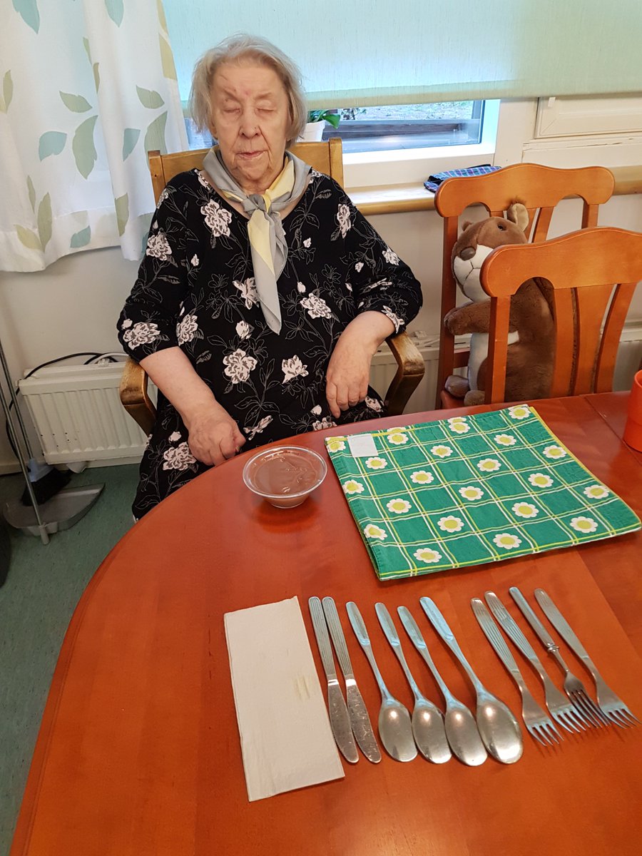 HyvaPhhyky's tweet photo. Välineet ovat valmiina. Ilmesty ruoka. Hmmmmmm... Ja ruoka ilmestyy! Hmmmmm.... #PhhykyHyväVanhuus #phhyky #hyvävanhuus #Timontalo https://t.co/3sgqSUrGUe