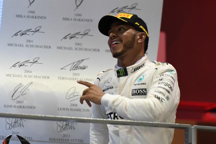 atarde's tweet photo. Vettel bate na largada e Hamilton amplia vantagem com vitória em Cingapura https://t.co/oZDmFPsST5 https://t.co/ErwBFTgBbR