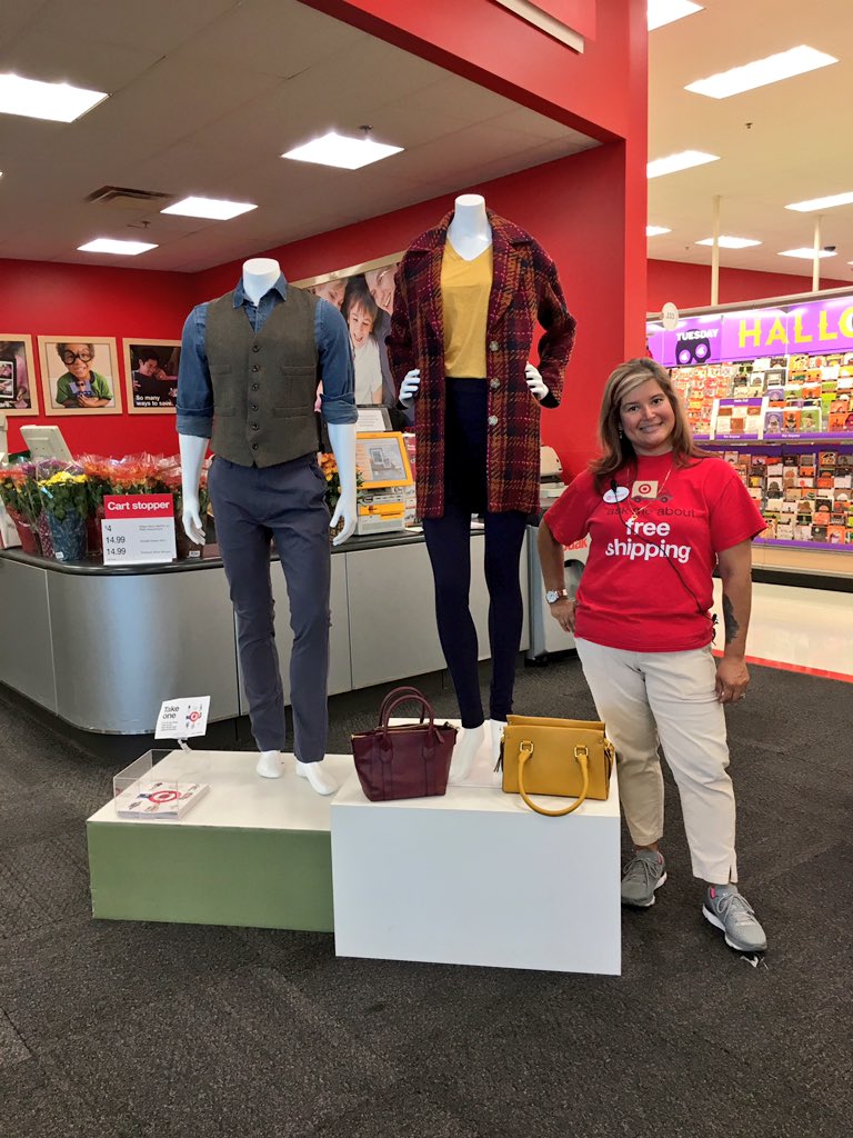 Specialty0927's tweet photo. Stylist GSTL Lisa keeping the Front of Store fresh and impactful! #lookinggoodfellow #aBRANDnewdayinR100 @nikki_j1981 @tonypena https://t.co/MhXqsrtxv8