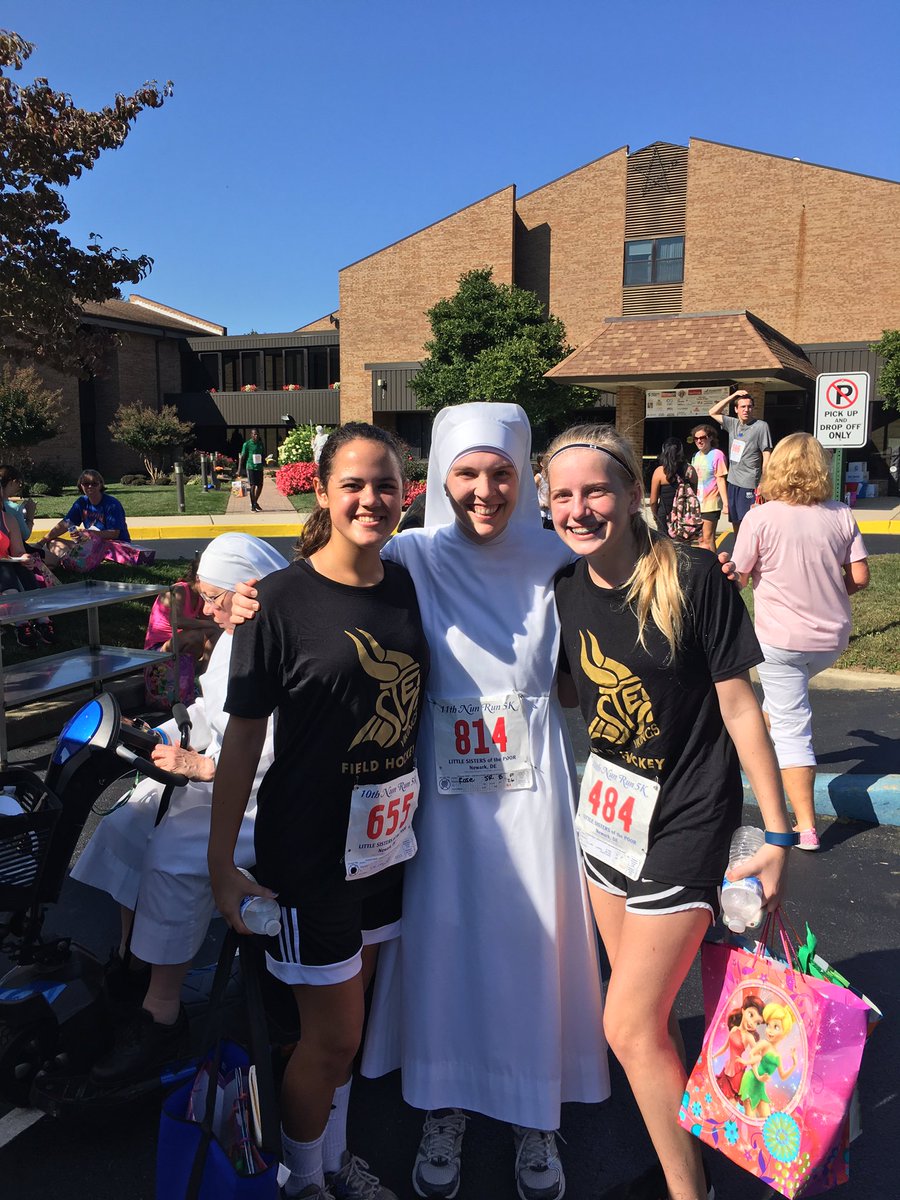 CresciMarty's tweet photo. #FlatMarty wasn't there but 3DMarty was -joined his daughter for a run #nunrun5k #lessthan10minmiles https://t.co/kv3gJE6TE8