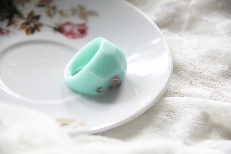 kbodrova's tweet photo. New Pastel Mint Resin Ring

size 6

#resin #ring #pastel #mint #flakes #faceted

https://t.co/15NajHsa7K https://t.co/lde3fIrOWG