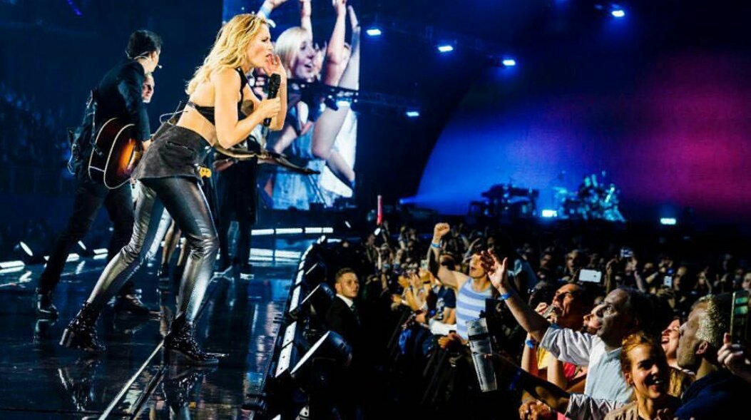 laurafscr's tweet photo. Ich freue mich so auf die kommende Zeit !⭐
#helenefischer #live20172018

| 📷: @_Helene_Fischer | https://t.co/Eqmh9TzWVZ
