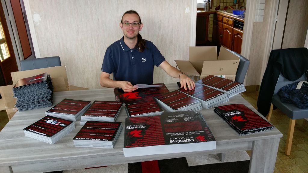 Ce week-end, pour Kévin, c'est assemblage des nouvelles pochettes commerciales ! 
8 pages pour détailler nos services d'infogérance, le top!