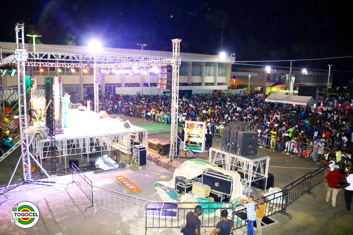 YasTogo's tweet image. En direct de Togo2000 pour le TMONEY SHOW. Sur scène dans un instant: Mic Flammez, R-Quenny, Kroll, Willy Baby et bien d'autres artistes.