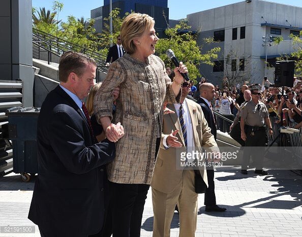 goldensack's tweet photo. @MarkDice @DerekC2016 She has her balance back
#HillaryBookParty https://t.co/WR4VtijdKj