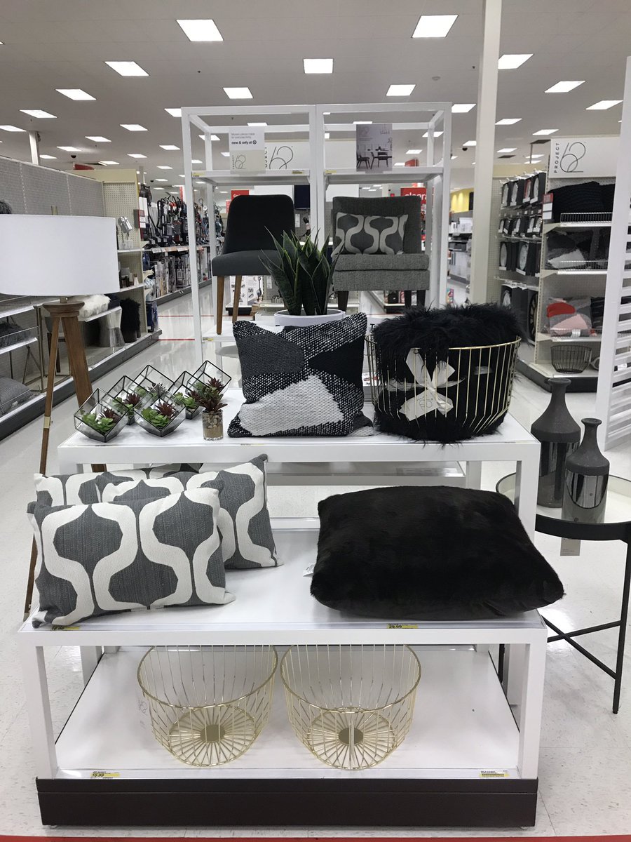 dustydlongoria's tweet photo. My stunning new home decor set. https://t.co/QDTVSNnOV8