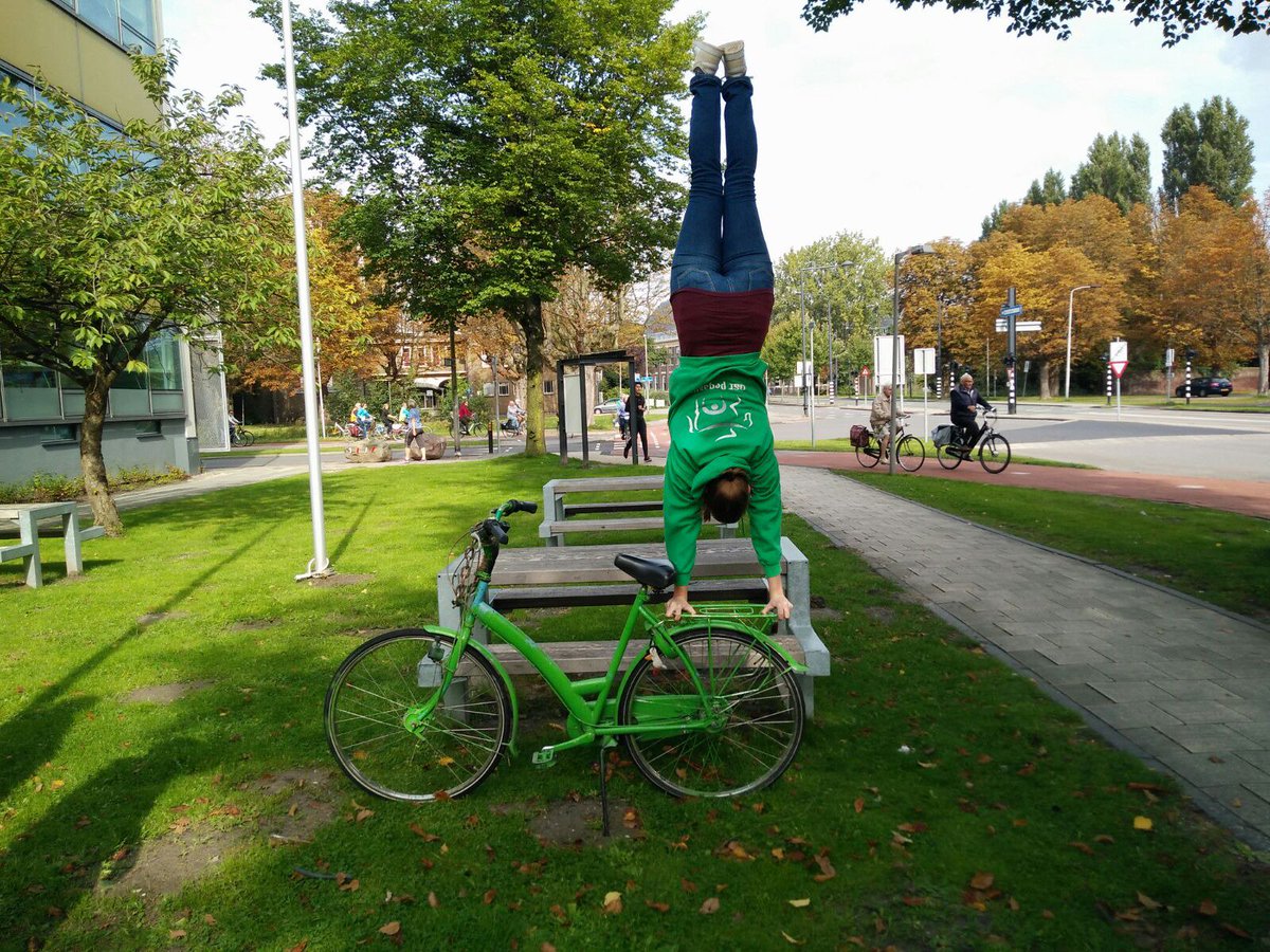 Corinevdh1's tweet photo. Een turnster op een fiets blijft een turnster! @RaboZHMidden #RaboSFT #dstpegasus #handstand #gymnicetics https://t.co/FhzdNihdBP