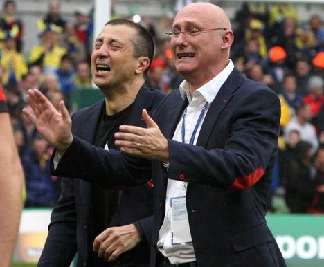 arrietadavid1's tweet photo. - On s'est fait enfiler par l'arbitre, Bernard. Altrad a acheté le championnat.
- Ta gueule et applaudit. Il file 15 millions à la Fédé. https://t.co/fUomkG38A2