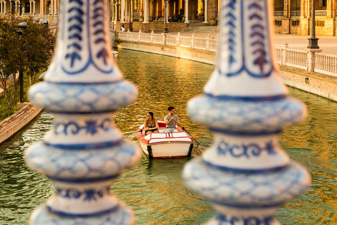 Everything in #PlazadeEspaña is very special. Enjoy a boat ride around its canal and discover #Seville's most romantic side