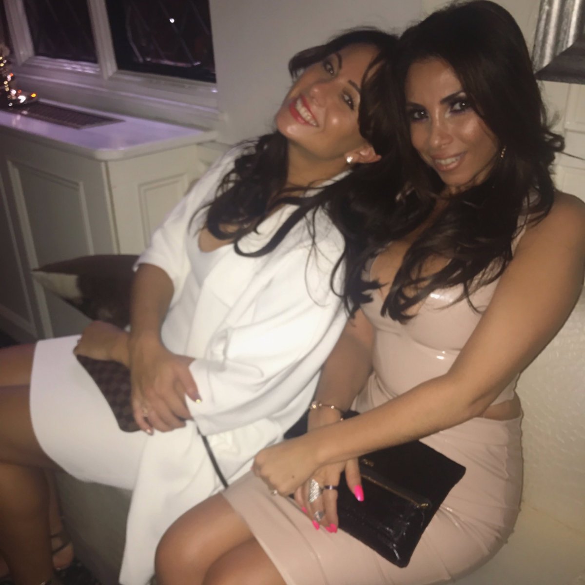 Nicola_Kal's tweet image. Great night @SheeshChigwell with beautiful friends @SW1HB @francine_lewis @Mrstinatot #sheesh #birthday #friends