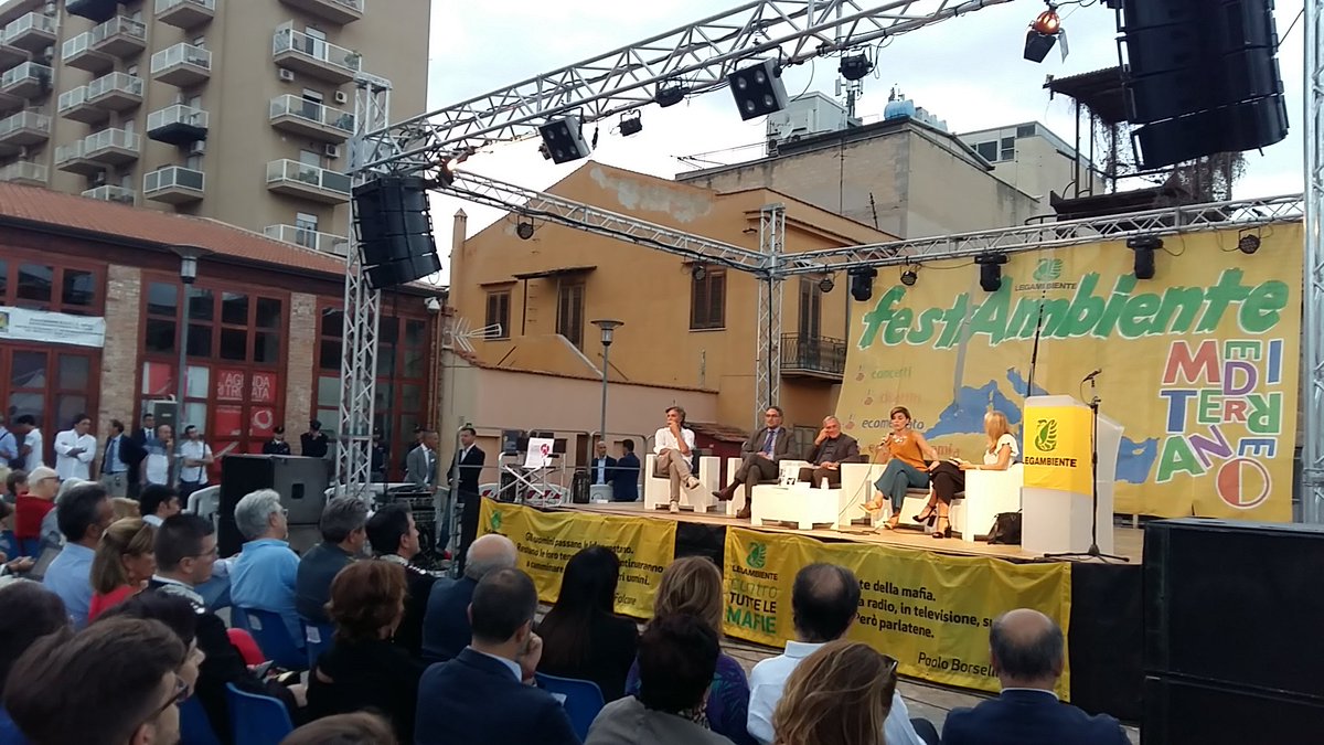 Legambiente's tweet photo. "Grande passo avanti contro illegalità ambientale con legge #ecoreati. Altre leggi aspettano l'approvazione"
@RossMuroni #Storiedisangue https://t.co/D1d8U1eVSq