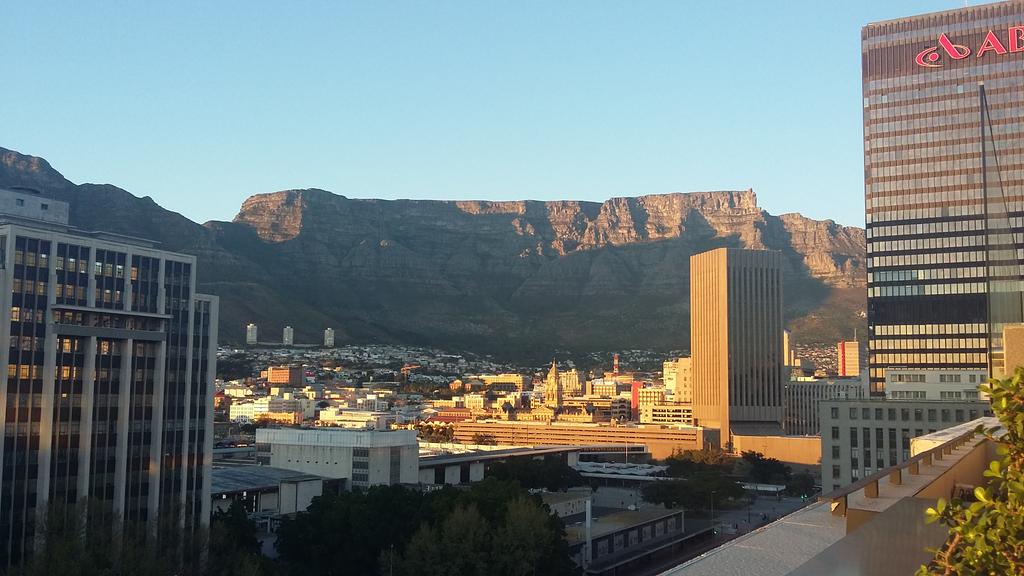 Beautiful way to 'start' the day... #sunrise #tablemountain <a href="/DylanKneale/">Dylan Kneale</a> <a href="/Ruth_Garside/">Ruth Garside 🇪🇺 💙🌻</a> <a href="/ken_stein/">ken stein</a>