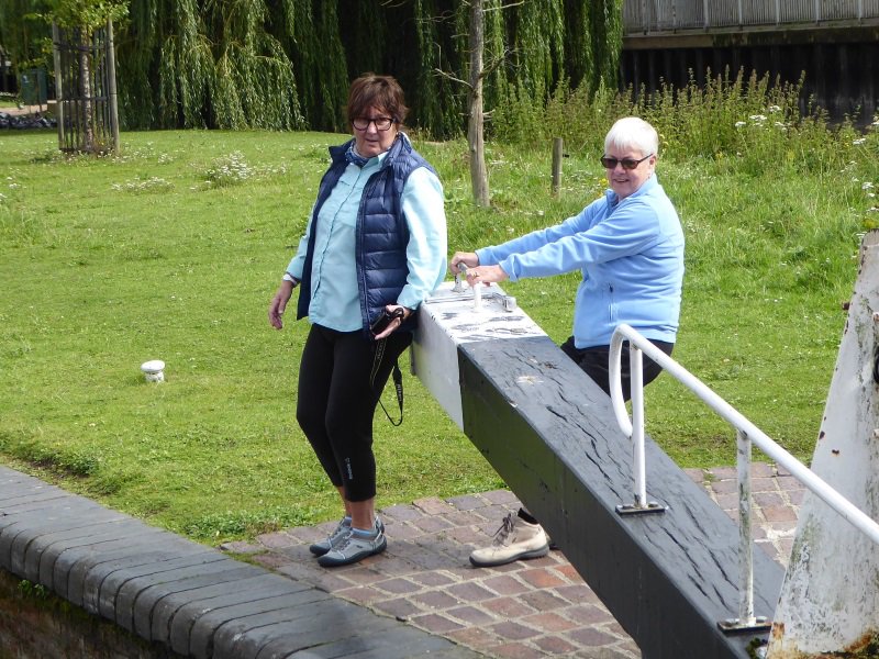 TheWessexRose's tweet photo. Our guests loved the #Thames part of their cruise but now we're on the #KennetandAvon they're having fun helping with the locks! #countylock https://t.co/dPB1Yo4DoN