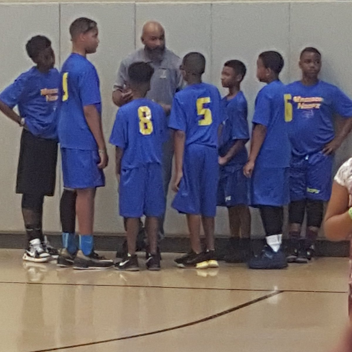 SRWeary_31's tweet image. Teaching my new 12 yr old group the importance of being a coachable player c/o 2023 even after a Win #postgametalk
