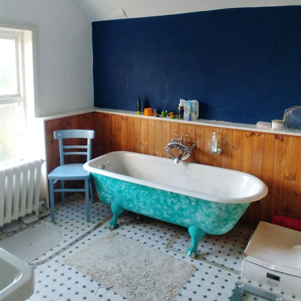 Please PimpMyBathroomNBAs <a href="/bathtakeaway/">Bathroom Takeaway</a> cos I'm genuinely worried if I don't renovate it soon the bath will fall into the room below 😂