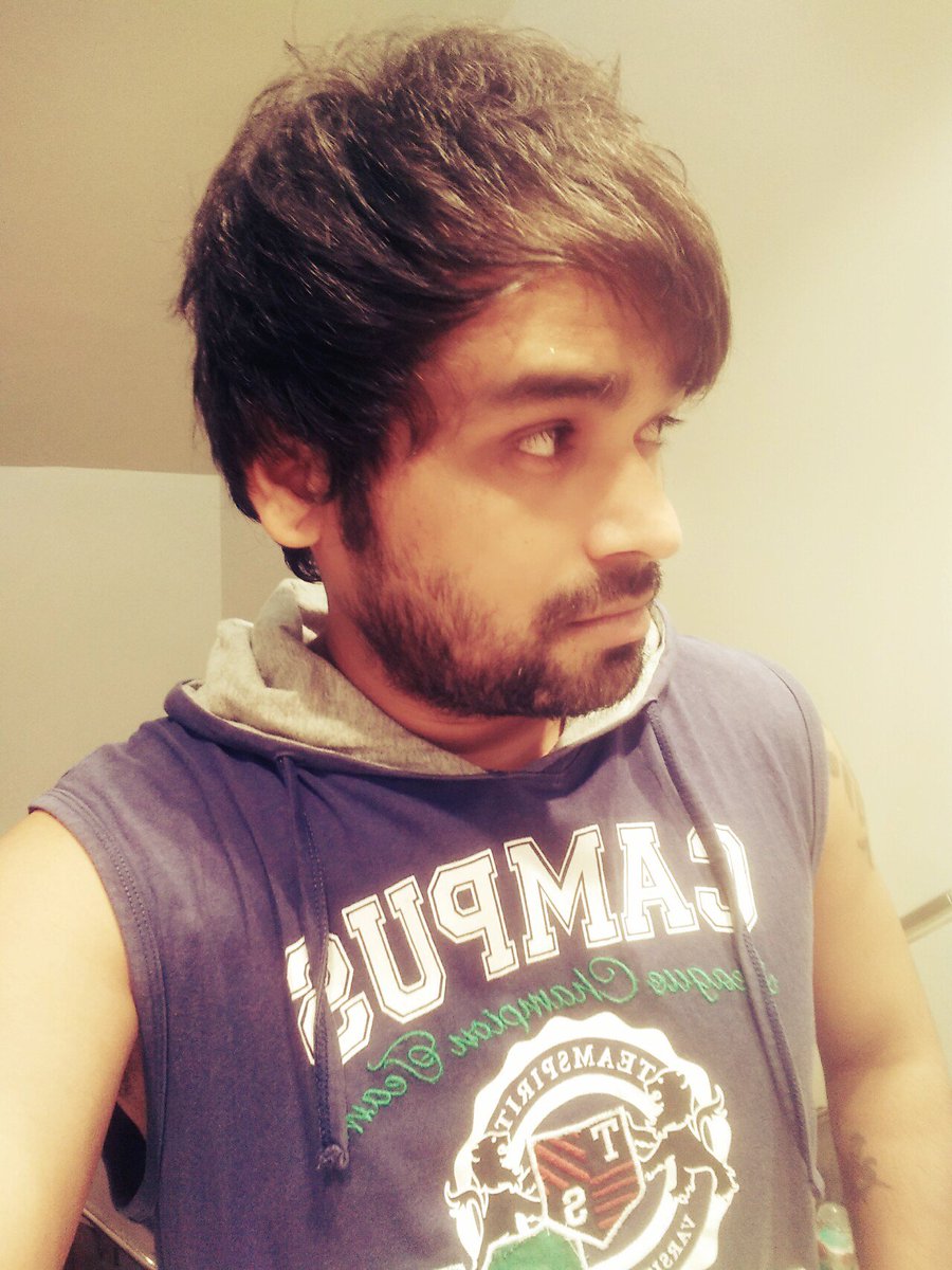 samvyas143's tweet photo. @emraanhashmi @ItsPrachiDesai Today's clicked #cameraface#selfie#attitude#throwback#picture!!#junier#emran#hashmi#samvyas https://t.co/tEo9huurlR
