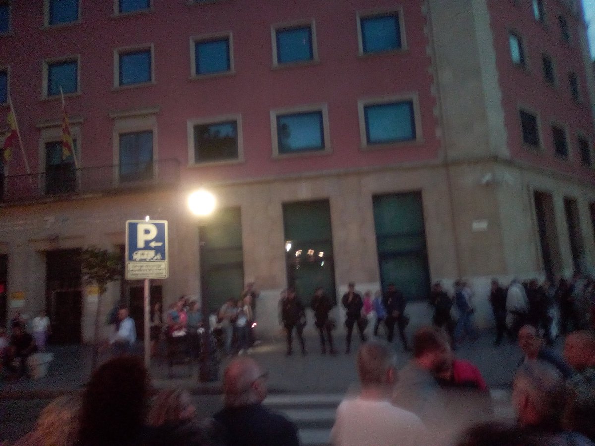 SantiFortuny's tweet image. La @policia nacional ha desplegat els antidisturbis en una encartellada popular. Molt jevi tot plegat #escombremlos #votarem #Desobediencia