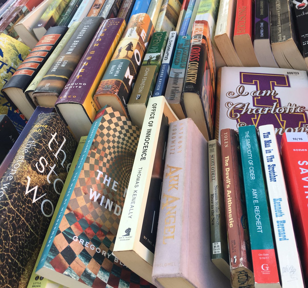 ChiLiteracyAlli's tweet photo. It was an awesome #Chicago #Sunday full of #bookswapping with @volumesbooks! #farmersmarket https://t.co/UZ70cCrUgB