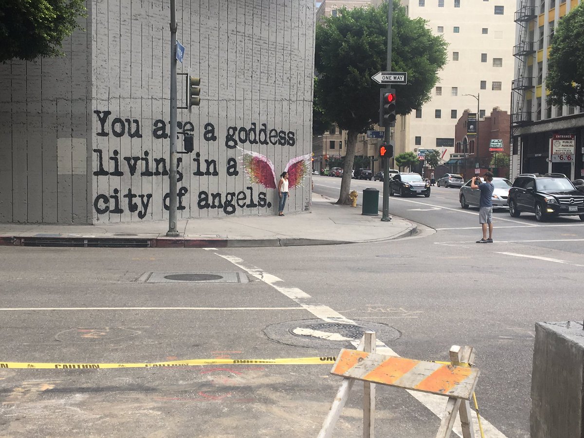 NicoHFerrara's tweet photo. Alert: #bulbout needed for @ Hope and 8th #DTLA in order to prevent photo-related crashes 👩🏽🎤📸😜 @LAvisionzero https://t.co/fuE2hyebNL
