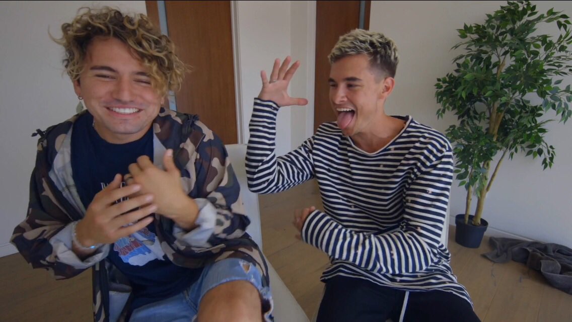 estatickian's tweet photo. Rt to vote!!! Let's make them win 💘 #KianJcforstreamys https://t.co/FYLDv9ZmIp