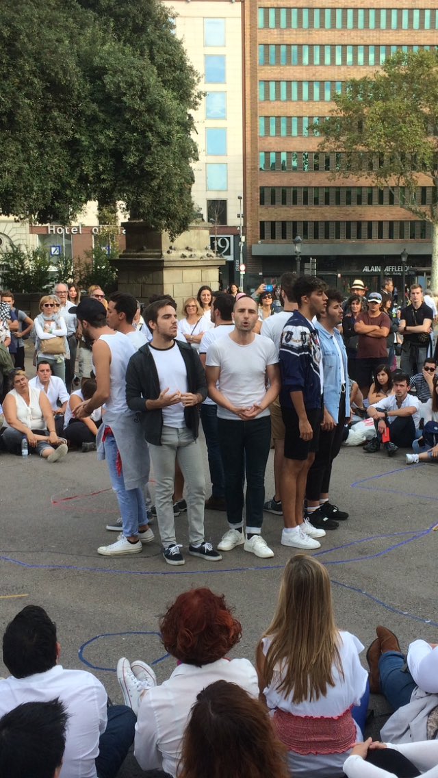 Un mes després de l'atemptat cantem tots junts en homenatge a les víctimes #unsolcor #notenimpor