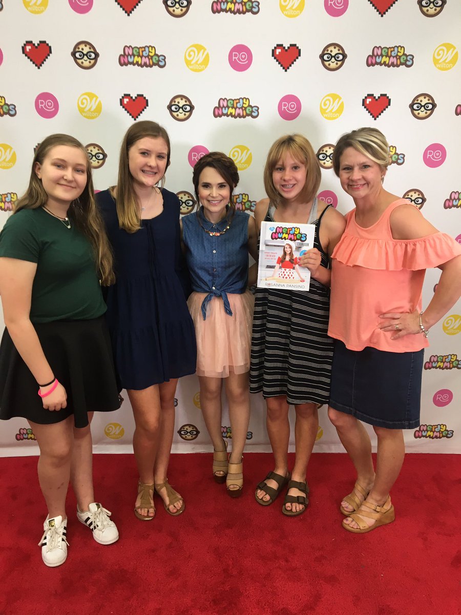 alls_carr's tweet photo. Just got to meet @RosannaPansino she's so sweet! #RoBakingLineTour @WiltonCakes https://t.co/7ZysT0RrNR