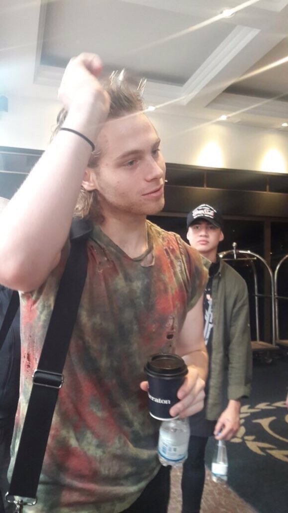 bbylonluke's tweet image. luke with flowers —;♡
