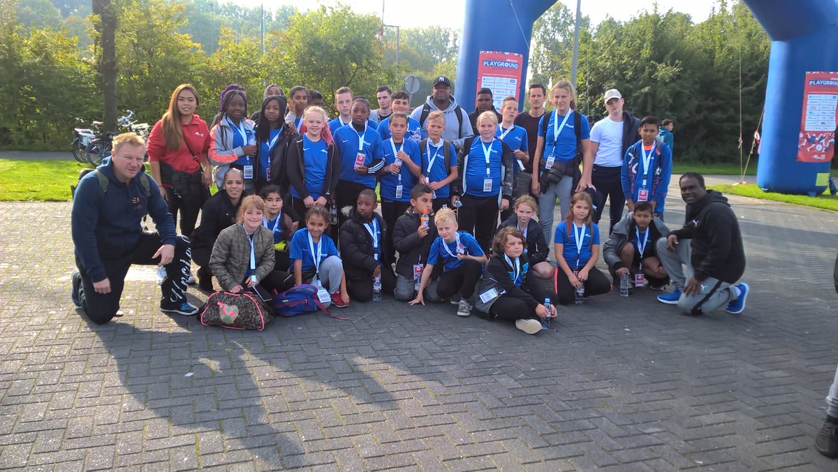 Ism. comb.functionarissen west vandaag met 26 jeugdigen uit west naar 20 jaar Krajicekfoundation event in Rotterdam