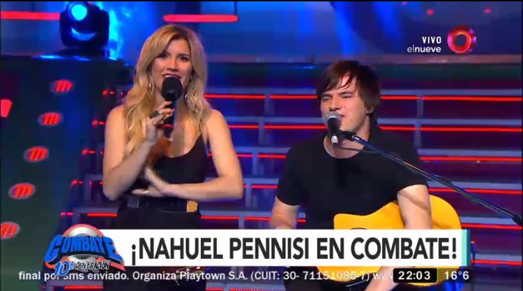 dancelaurita's tweet image. Muy lindo momento para cerrar el finde de #CombatePregunta ♥️ Nahuel Pennisi con todo su talento 🎶 cc @laufer4