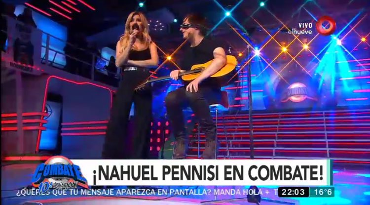 dancelaurita's tweet image. Muy lindo momento para cerrar el finde de #CombatePregunta ♥️ Nahuel Pennisi con todo su talento 🎶 cc @laufer4