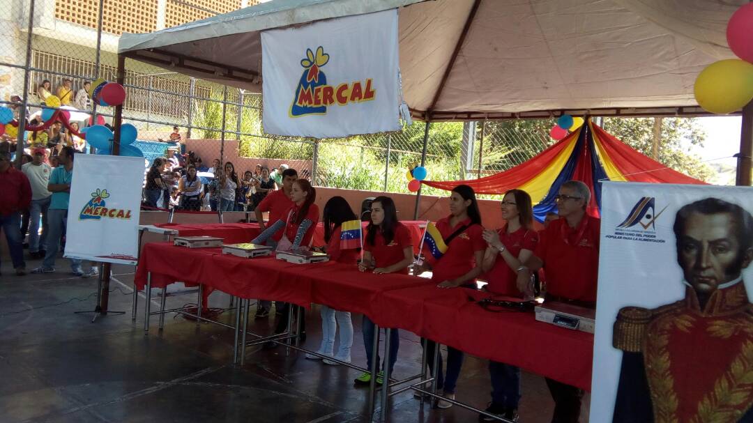 epp_osuna's tweet photo. MegaOperativoAlimentario Pq. OSUNA RODRIGUEZ, Llevando Alimentacion Justa al Pueblo. #CLAPS #UBCH #EPP #EMAPOR @JEHYSONGUZMAN https://t.co/eJhMHSVG4v