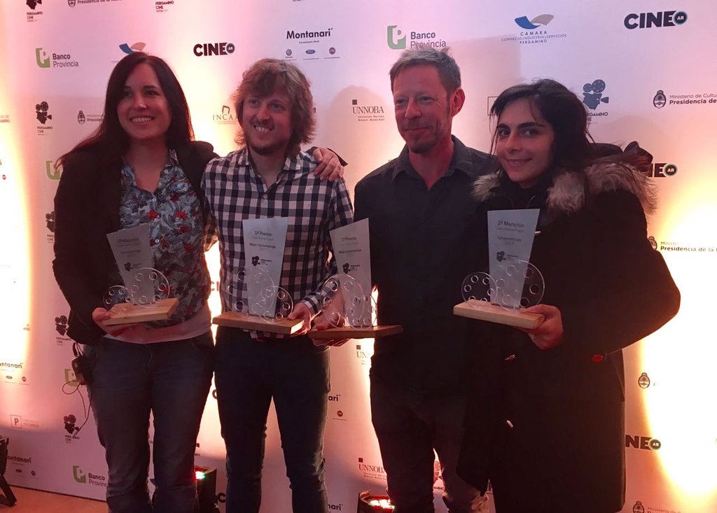 Ganadores de #PergaminoCine celebrando con sus premios! #ganadores