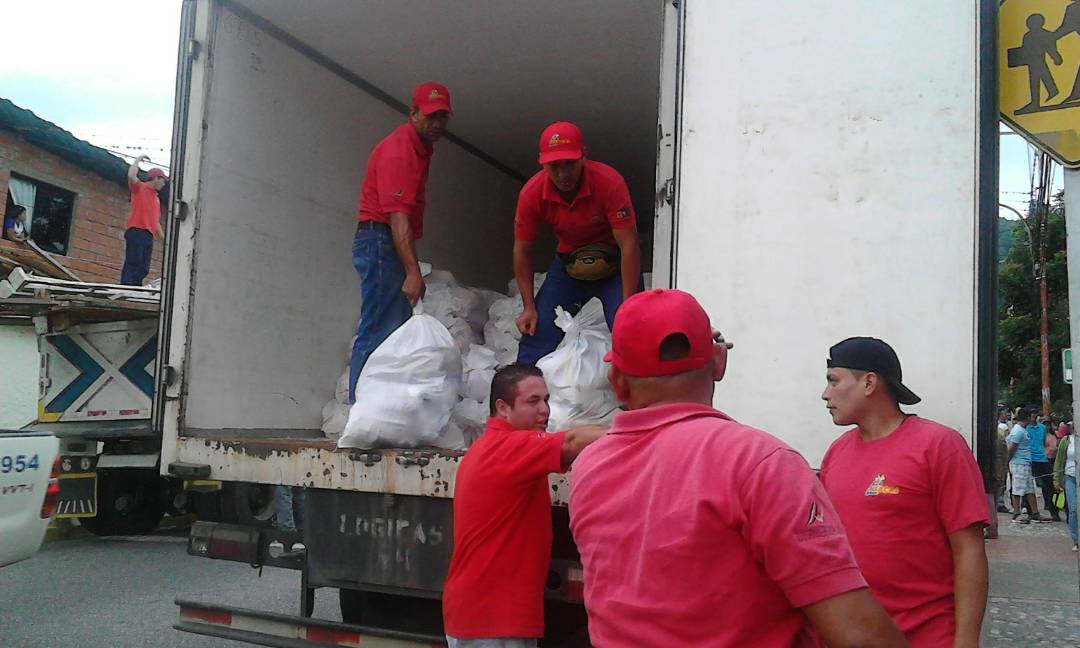 epp_osuna's tweet photo. MegaOperativoAlimentario Pq. OSUNA RODRIGUEZ, Llevando Alimentacion Justa al Pueblo. #CLAPS #UBCH #EPP #EMAPOR @JEHYSONGUZMAN https://t.co/HzKQZUEfcH