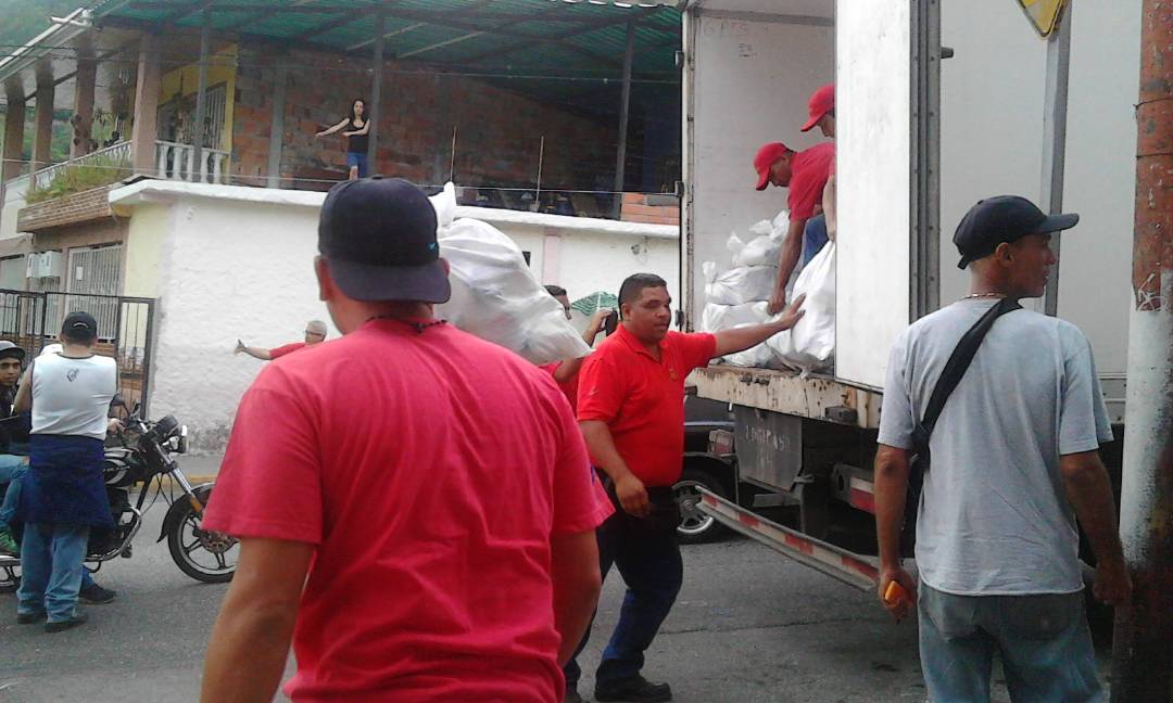 epp_osuna's tweet photo. MegaOperativoAlimentario Pq. OSUNA RODRIGUEZ, Llevando Alimentacion Justa al Pueblo. #CLAPS #UBCH #EPP #EMAPOR @JEHYSONGUZMAN https://t.co/HzKQZUEfcH