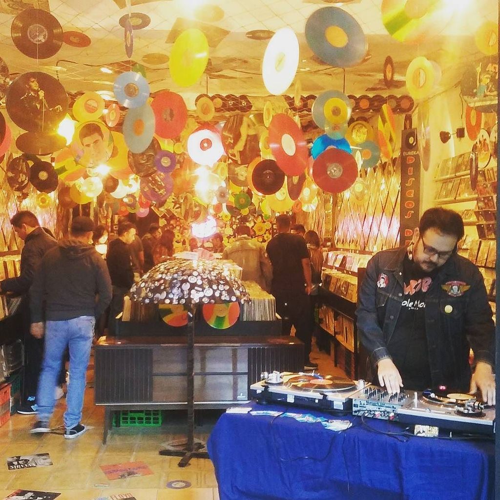 eurekarecords's tweet photo. Ahora! @dj_steven_smith girando #vinilos en #Eureka #SanTelmo #Rock #Ska #NewWave #DiscoEsCultura #33RPM #45RPM #v… https://t.co/nwz5SA6emp https://t.co/zdE0F7dB2D